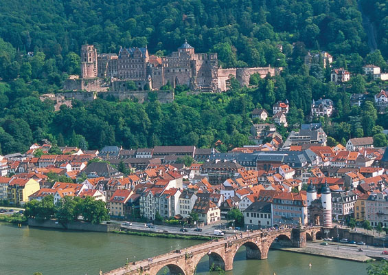 Heidelberg, con las ruinas al fondo del Palacio de los Duques del Palatinado CRUCEROS RHIN HEIDELBERG CRUCEROS ALEMANIA CRUCEROS DE LUJO